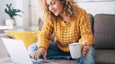 vrouw laptop bank.jpg