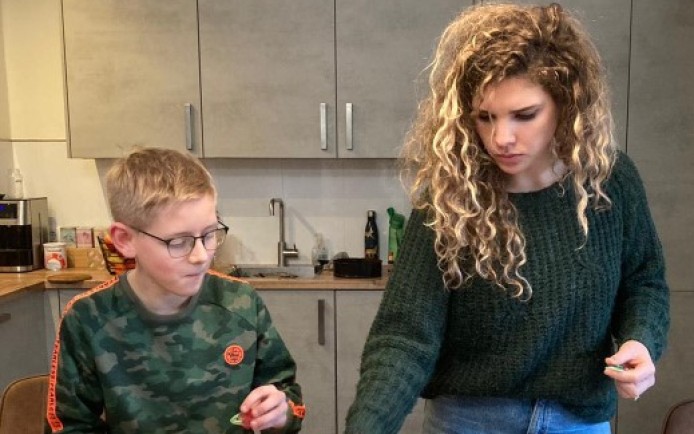 Rachel en Jarno bakken taart klein.jpg