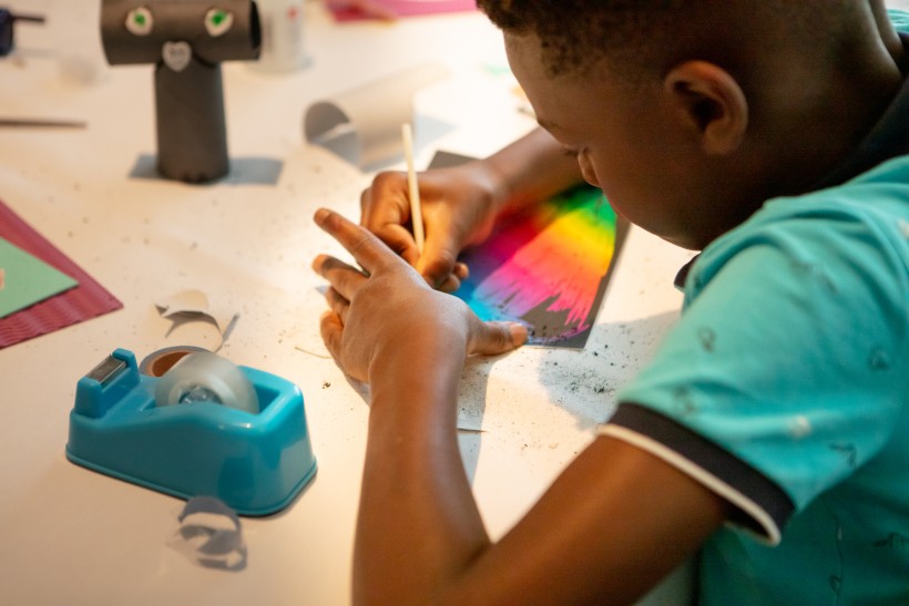 jongetje kleuren NCD kinderactiviteiten