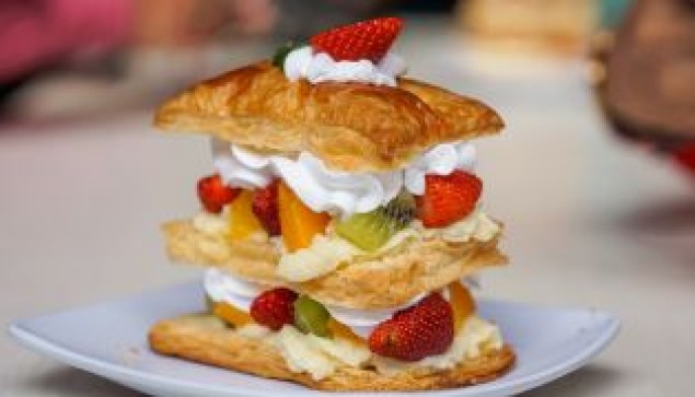 Taartje van bladerdeeg met fruit iStock